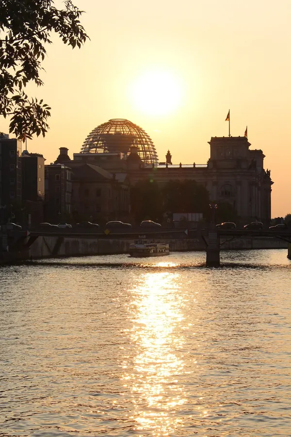 Berlin — Reichstag im Sonnenuntergang, Sorgfalt und Diskretion